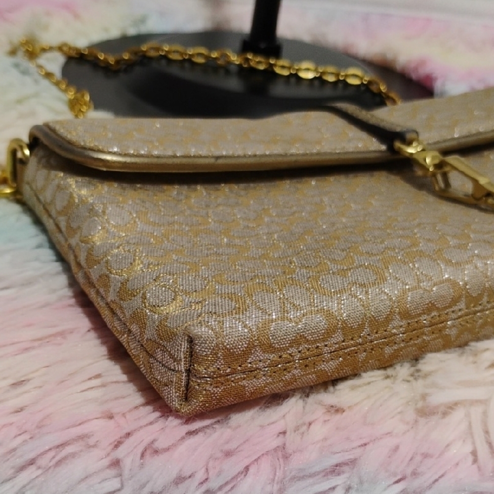 Coach Gold Shimmer
Signature Canvas Leather
Vintage Metallic chain shoulder bag - Picture 8 of 12
